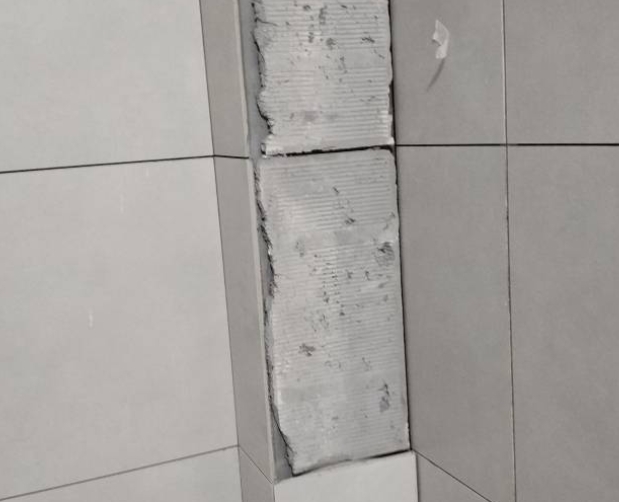 吴桥瓷砖空鼓维修公司分享下瓷砖施工前基层浇水润湿程度不足，可能导致以下问题